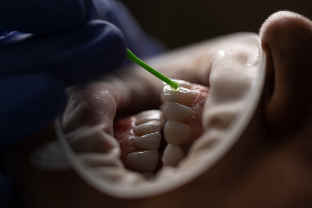Pessoa sorrindo após procedimento de clareamento dental em São Luís MA destacando dentes brancos e saudáveis.